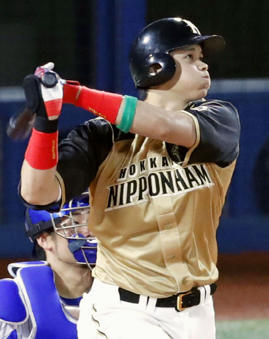 오타니는 28일 열린 '일본프로야구 어워즈 2016'에서 만장일치에 한 장 모자란 1위 표 253장으로 총점 1268점을 획득, 팀 동료 브랜던 레어드(298점)를 넉넉하게 따돌리고 퍼시픽리그 MVP 수상자로 선정됐다. 사진=연합뉴스